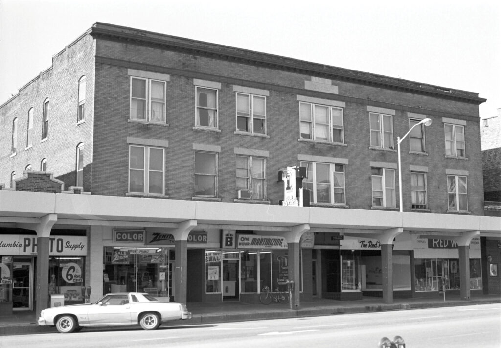 East Broadway. (Historic Inventory of Columbia, Missouri, P0052. P0052-74485-14., The State Historical Society of Missouri, Photograph Collection.)