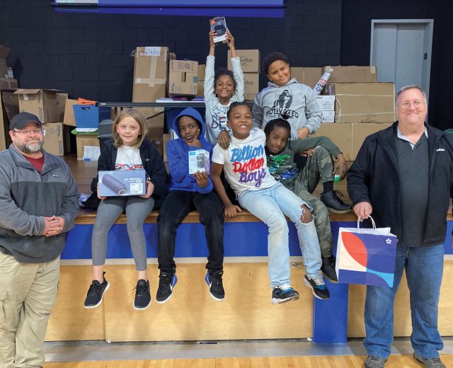 (Left to right) 
UScellular’s Optimization Engineer Zach Perry and Senior Optimization Engineer Christopher Brinkman are pictured with members of Boys & Girls Clubs of Columbia who took part in the “Ask an Engineer” event on Oct. 25. An LG XBOOM Go, Soundcore Mini 3 Pro, and JBL Clip 4 speakers were among the giveaways presented to club members for their 
active participation in the 
hour-long event.