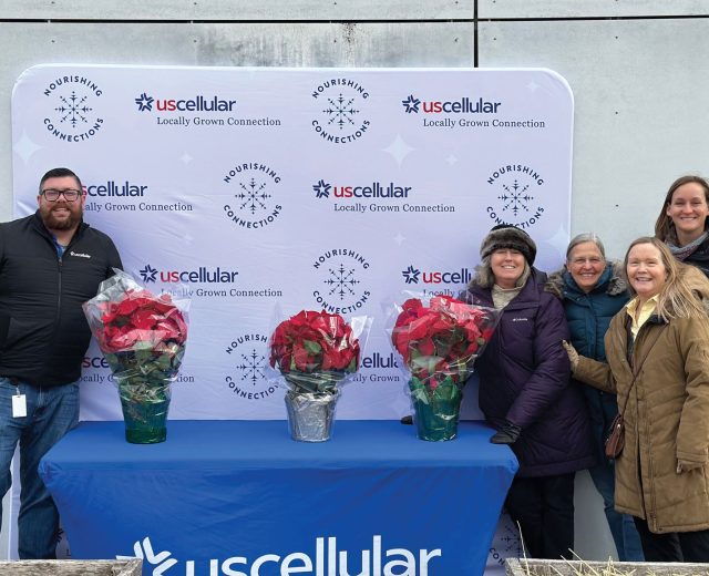 UScellular-Delivers-Nourishing-Connections-Donation-to-the-Community-Garden-Coalition-(2)