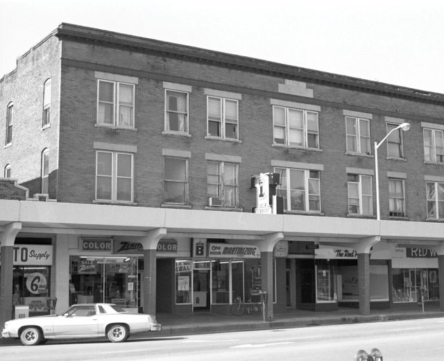 East Broadway. (Historic Inventory of Columbia, Missouri, P0052. P0052-74485-14., The State Historical Society of Missouri, Photograph Collection.)